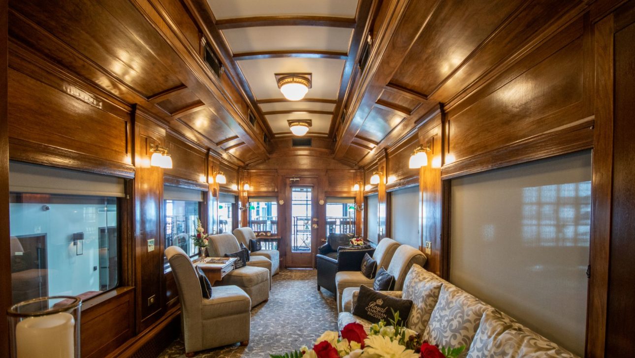 A lounging area with couches in a train car.