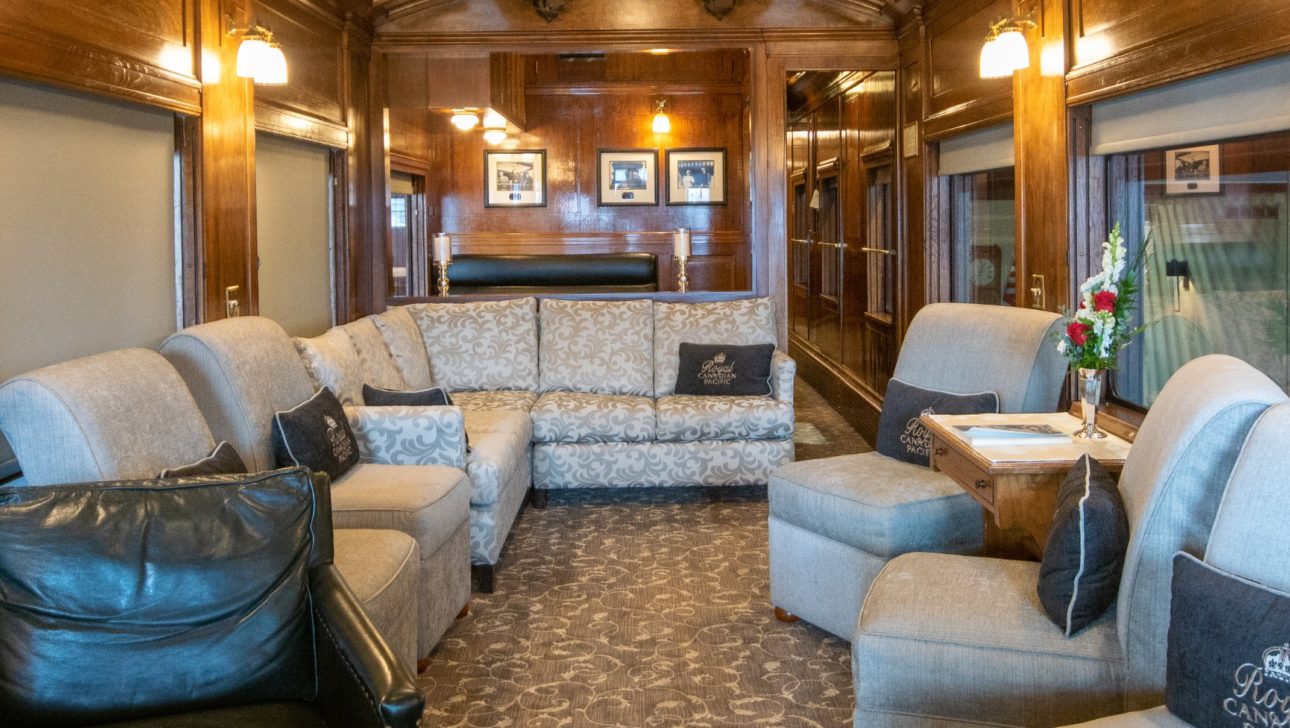 A lounging area with couches in a train car.